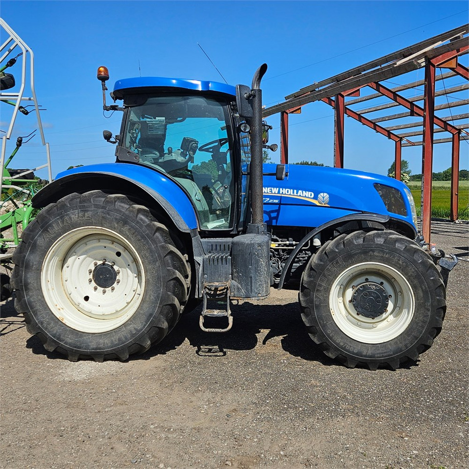 New Holland T7.235 Power Command - Farm tractor: picture 2 New Holland T7.235 Power Command - Farm tractor: picture 2