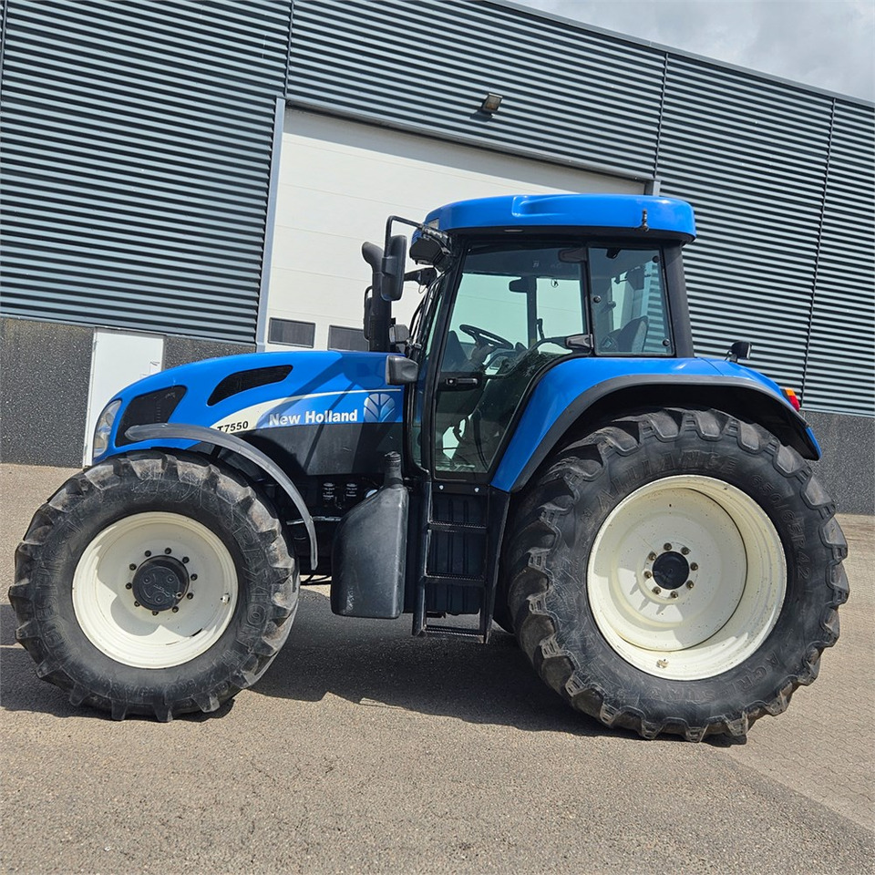 New Holland T7550 - Farm tractor: picture 2 New Holland T7550 - Farm tractor: picture 2