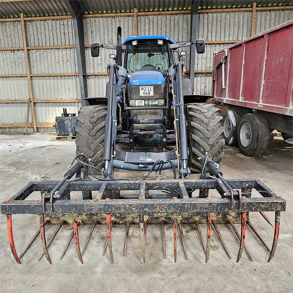 New Holland TM 190 4WD - Farm tractor: picture 2 New Holland TM 190 4WD - Farm tractor: picture 2