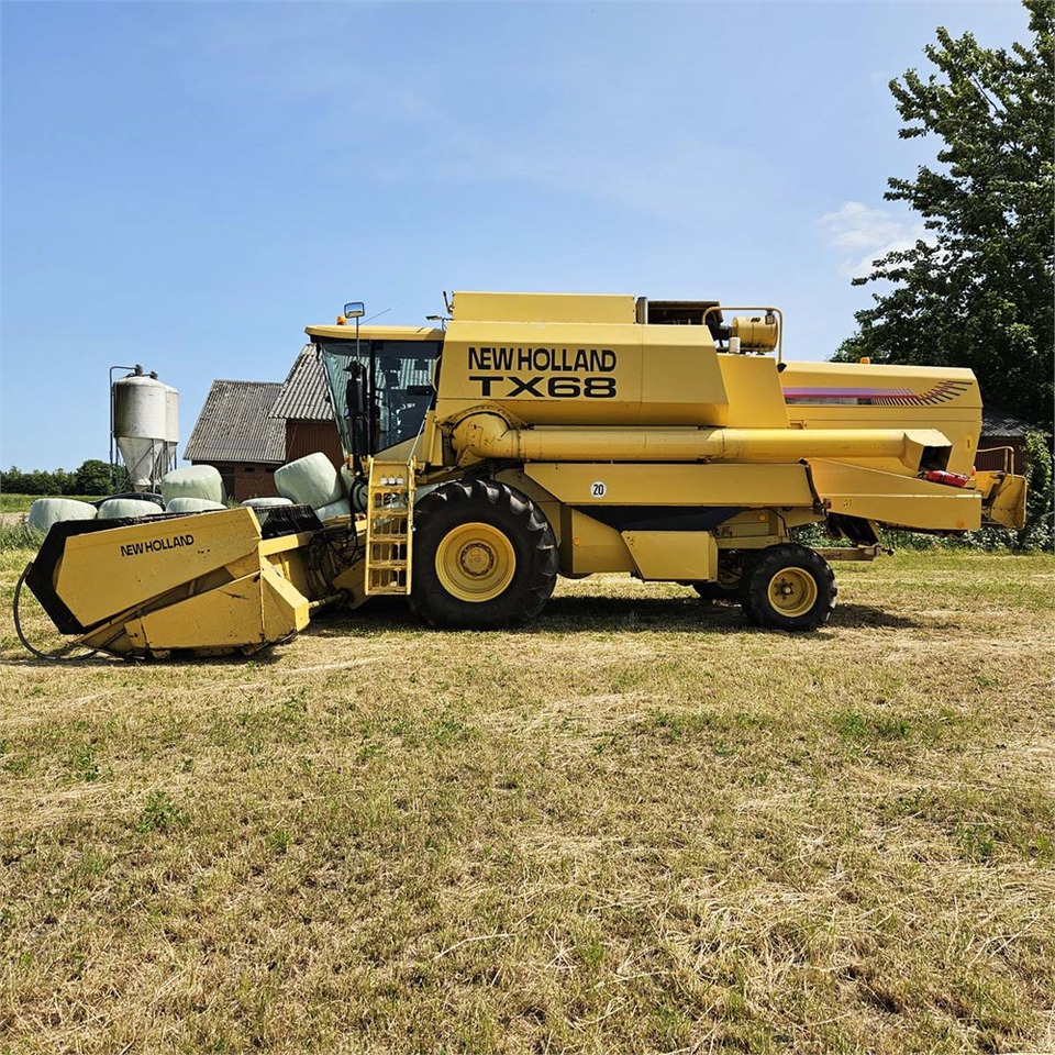 New Holland TX68 - Harvester: picture 2 New Holland TX68 - Harvester: picture 2