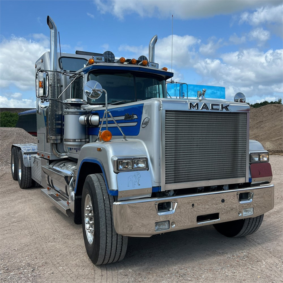 Mack Superliner - Tractor unit: picture 2 Mack Superliner - Tractor unit: picture 2