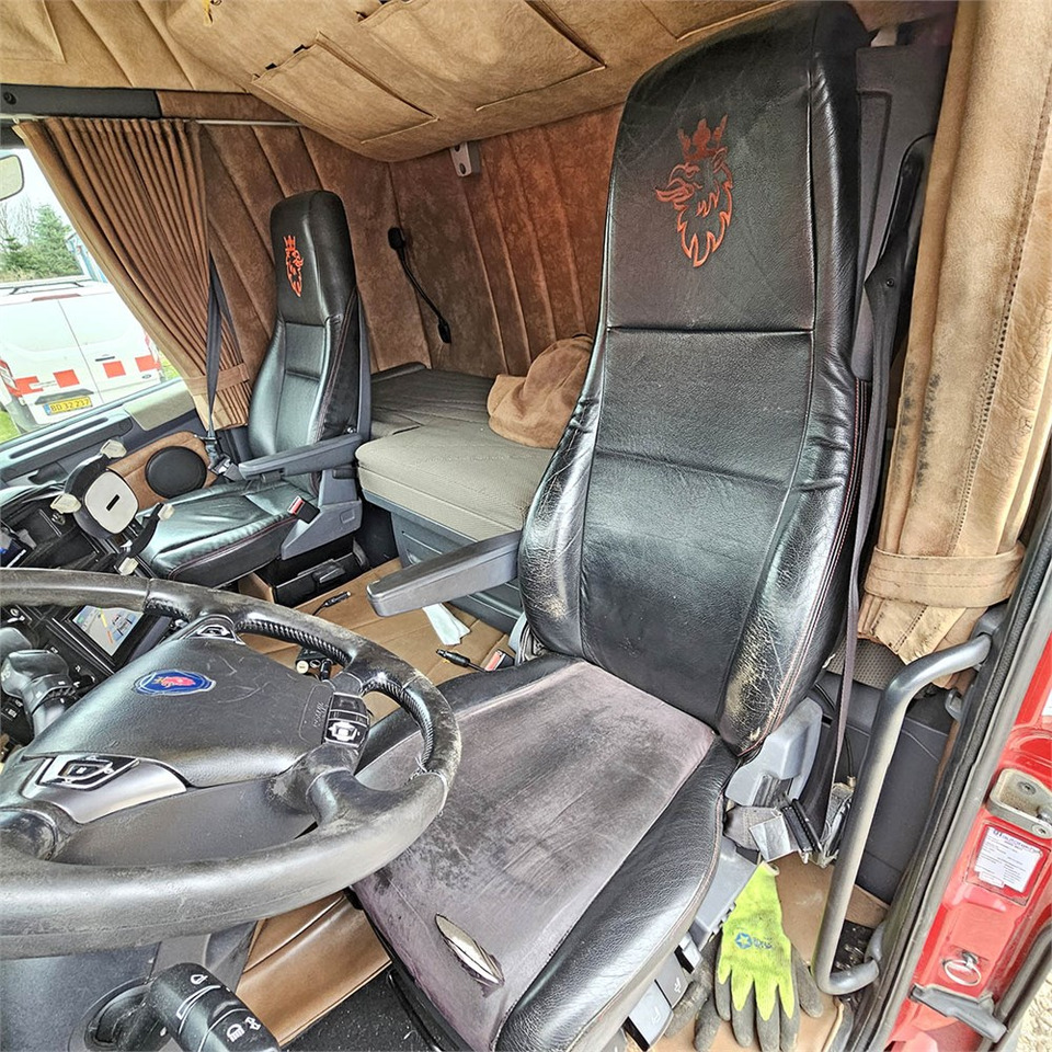 Interior photo 1: Tractor unit Scania R560 Interior photo 1: Tractor unit Scania R560