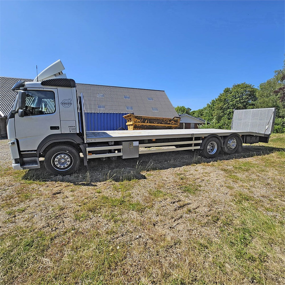 Volvo FM 330 - Car transporter truck: picture 2 Volvo FM 330 - Car transporter truck: picture 2