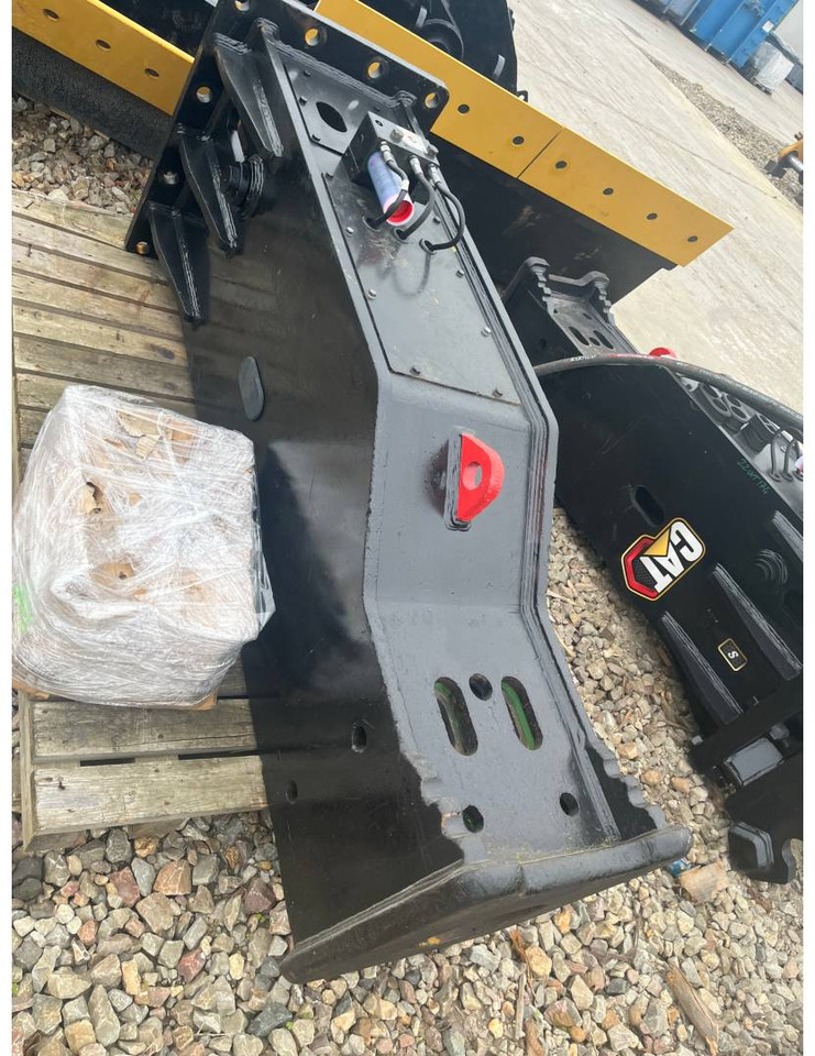 CAT H140GCS - Hydraulic hammer: picture 1 CAT H140GCS - Hydraulic hammer: picture 1