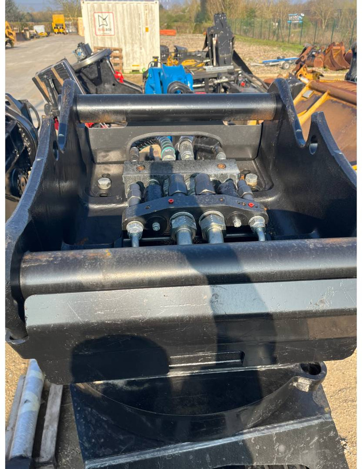 CAT HCS80 - Quick coupler for Construction machinery: picture 1 CAT HCS80 - Quick coupler for Construction machinery: picture 1