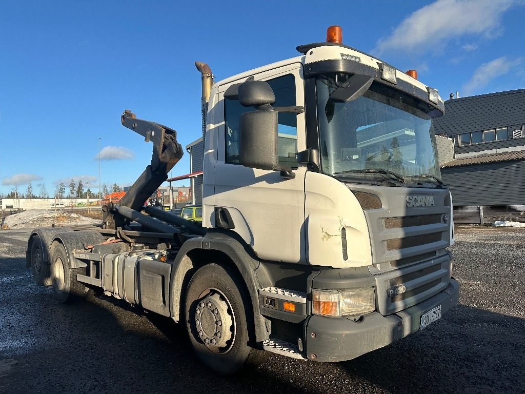 Scania P420 - Hook lift truck: picture 2 Scania P420 - Hook lift truck: picture 2