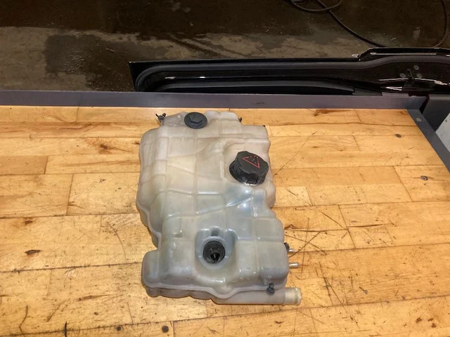 Scania 2545033 – Scania Expansions tank - Engine and parts for Truck: picture 1 Scania 2545033 – Scania Expansions tank - Engine and parts for Truck: picture 1