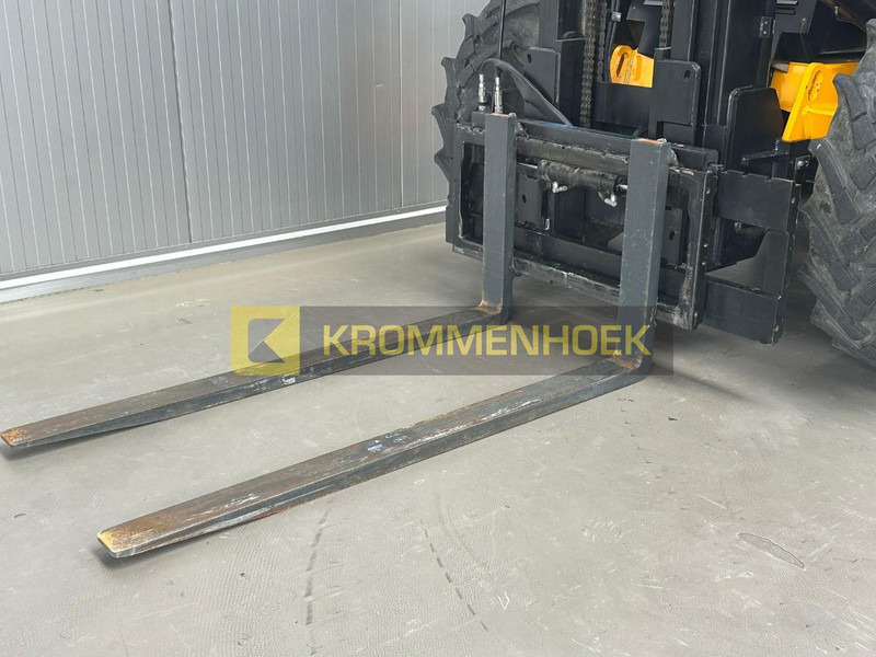 Rough terrain forklift JCB 940: picture 9