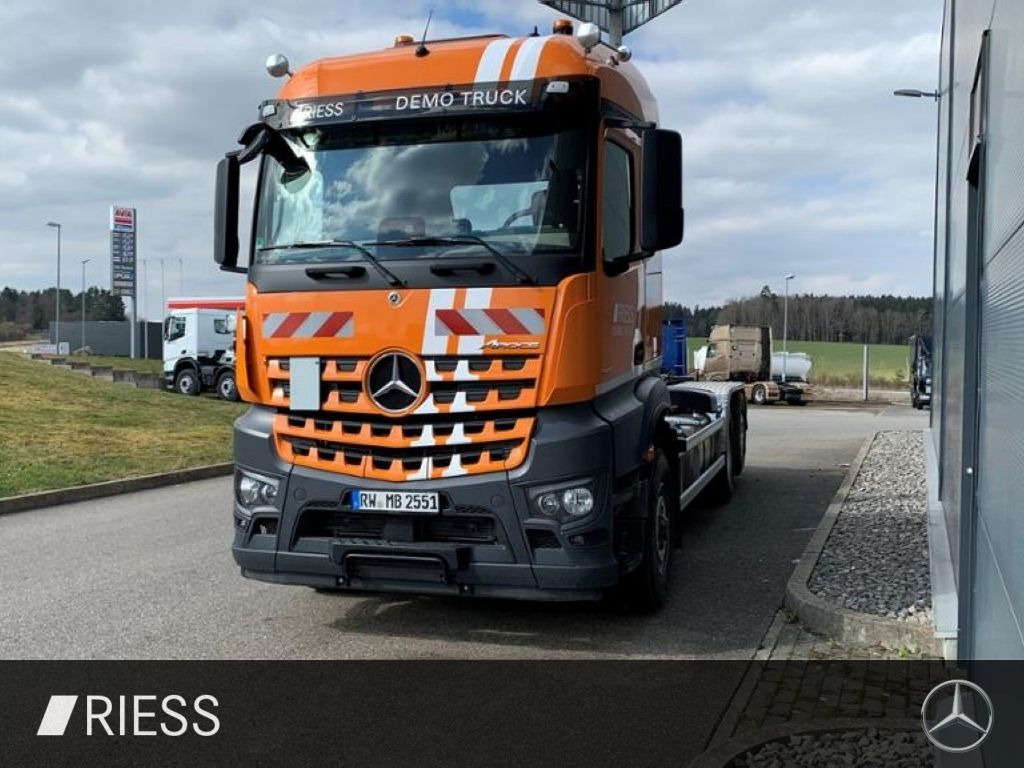 Mercedes-Benz 2551 L Abrollkipper mit HAD, gelenkter liftbarer - Truck: picture 2 Mercedes-Benz 2551 L Abrollkipper mit HAD, gelenkter liftbarer - Truck: picture 2