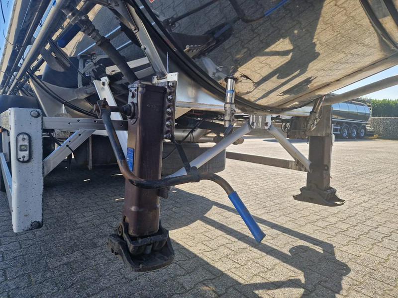 Feldbinder 38000 liter 3 kamer tankoplegger met CIP Leiding en tank verwarming - Tanker semi-trailer: picture 5 Feldbinder 38000 liter 3 kamer tankoplegger met CIP Leiding en tank verwarming - Tanker semi-trailer: picture 5
