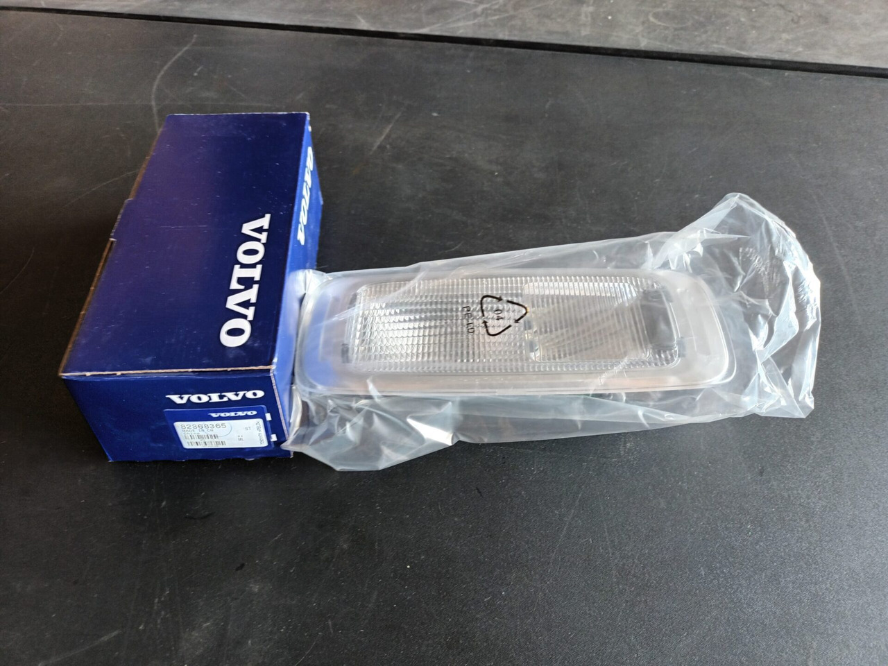 VOLVO INTERIOR LIGHT 82368365 - Lights/ Lighting for Truck: picture 2 VOLVO INTERIOR LIGHT 82368365 - Lights/ Lighting for Truck: picture 2