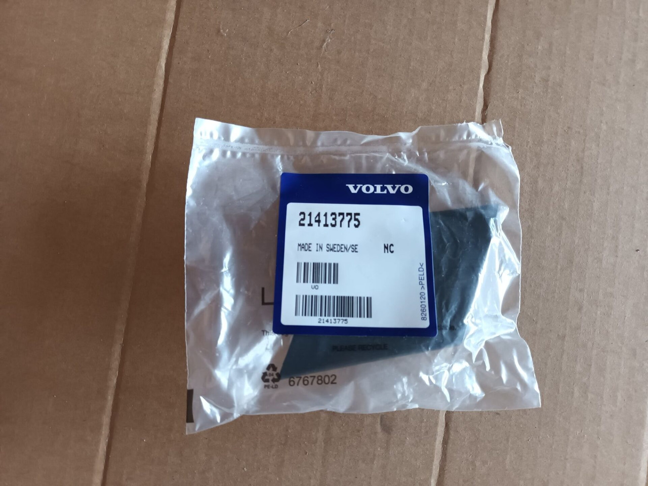 VOLVO LAMP LID RIGHT 21413775 - Lights/ Lighting for Truck: picture 1 VOLVO LAMP LID RIGHT 21413775 - Lights/ Lighting for Truck: picture 1