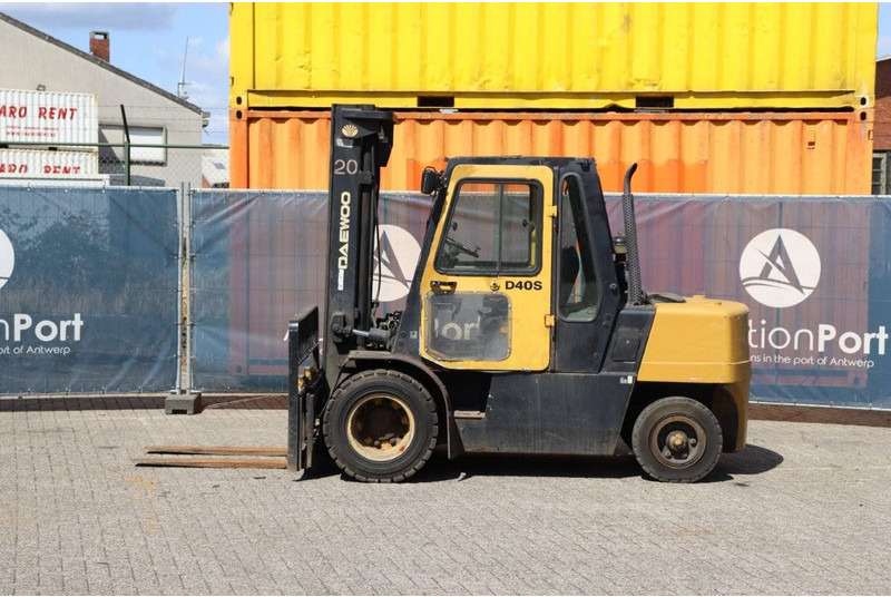 Daewoo D40S-2 - Diesel forklift: picture 2 Daewoo D40S-2 - Diesel forklift: picture 2