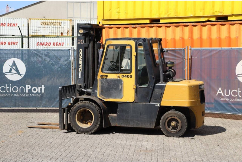 Daewoo D40S-2 - Diesel forklift: picture 3 Daewoo D40S-2 - Diesel forklift: picture 3