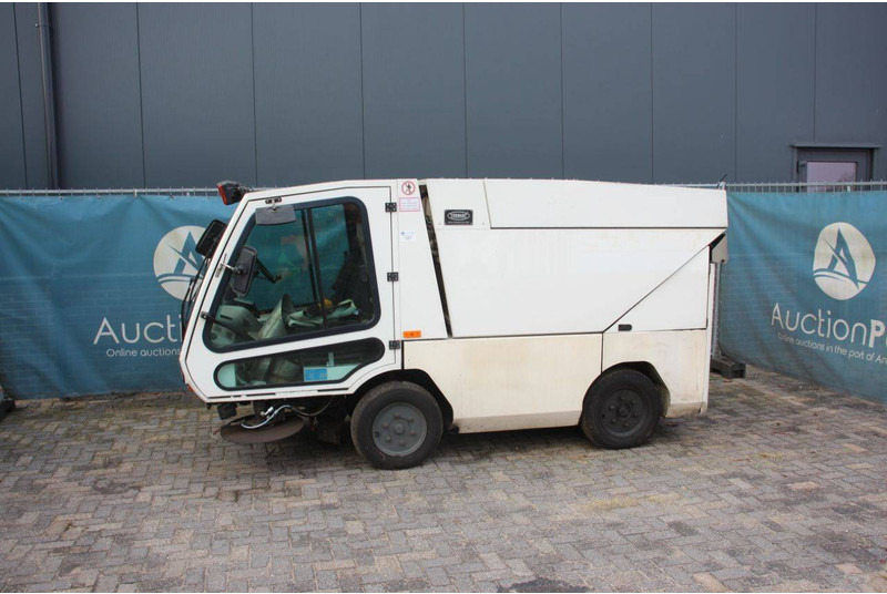 HMF 214 - Road sweeper: picture 1 HMF 214 - Road sweeper: picture 1