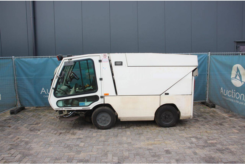 HMF 214 - Road sweeper: picture 2 HMF 214 - Road sweeper: picture 2