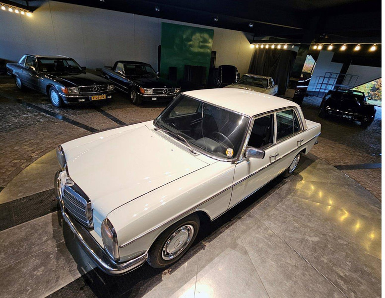 Mercedes-Benz 200-serie 230 (W115) /8 - Saloon car: picture 4 Mercedes-Benz 200-serie 230 (W115) /8 - Saloon car: picture 4