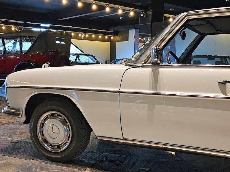 Mercedes-Benz 200-serie 230 (W115) /8 - Saloon car: picture 5 Mercedes-Benz 200-serie 230 (W115) /8 - Saloon car: picture 5