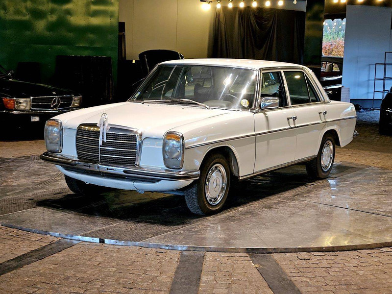 Mercedes-Benz 200-serie 230 (W115) /8 - Saloon car: picture 1 Mercedes-Benz 200-serie 230 (W115) /8 - Saloon car: picture 1