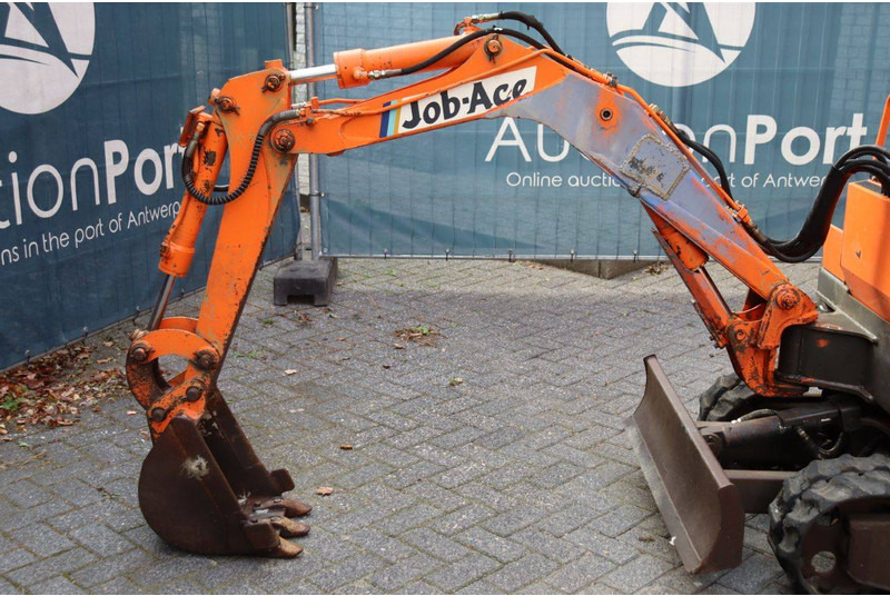 Mini excavator Takeuchi TB080: picture 13