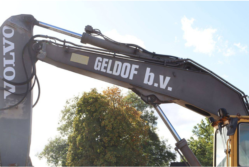 Crawler excavator Volvo EC230B: picture 16