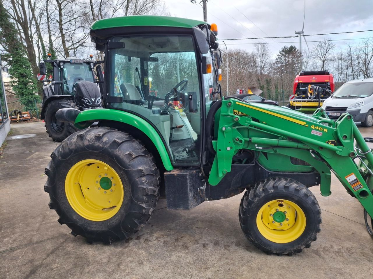 John Deere 4066R - Compact tractor: picture 2 John Deere 4066R - Compact tractor: picture 2