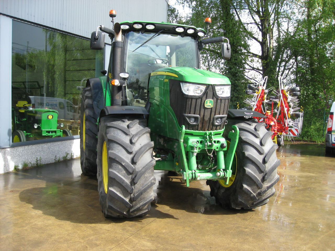 John Deere 6210R AUTOPOWER - Farm tractor: picture 1 John Deere 6210R AUTOPOWER - Farm tractor: picture 1