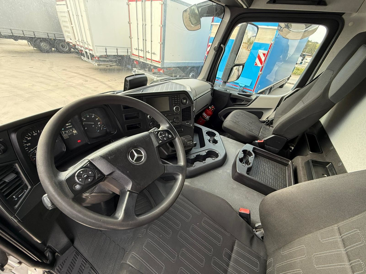 MERCEDES BENZ 18.27 Antos E6 (Tauliner) - Curtain side truck: picture 5 MERCEDES BENZ 18.27 Antos E6 (Tauliner) - Curtain side truck: picture 5