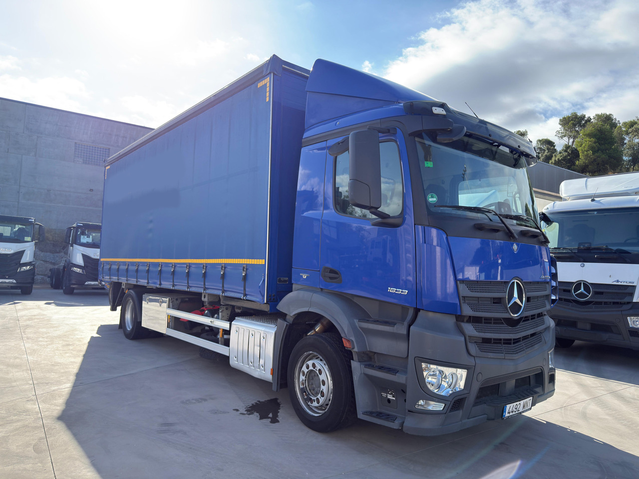 MERCEDES BENZ 18.33 Antos E6 (Self-portable) - Curtain side truck: picture 2 MERCEDES BENZ 18.33 Antos E6 (Self-portable) - Curtain side truck: picture 2