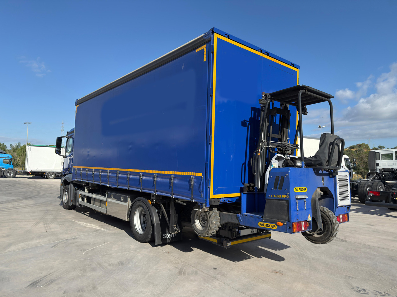 MERCEDES BENZ 18.33 Antos E6 (Self-portable) - Curtain side truck: picture 4 MERCEDES BENZ 18.33 Antos E6 (Self-portable) - Curtain side truck: picture 4