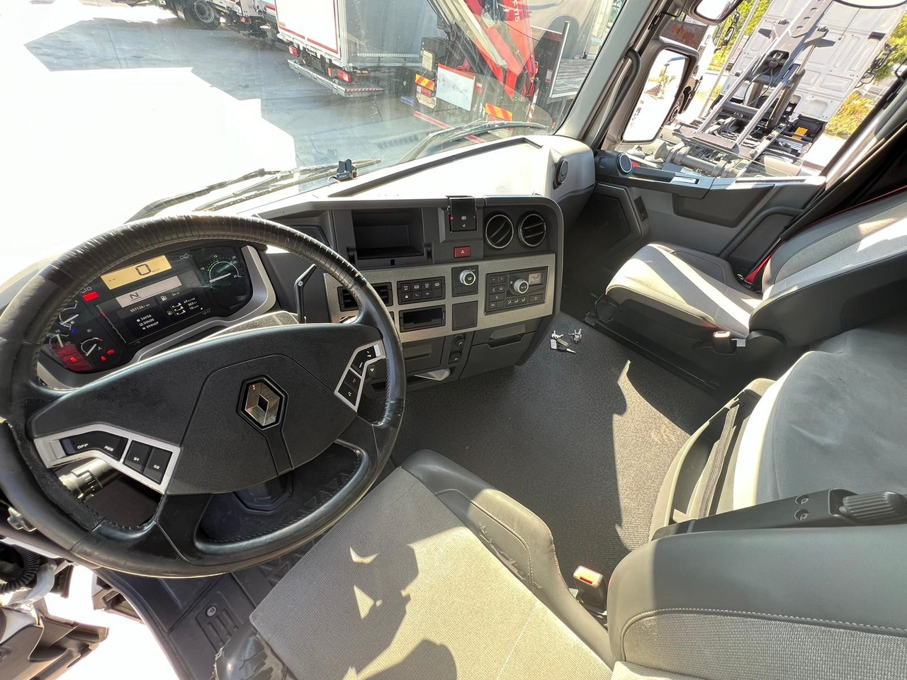 RENAULT T430 E6 (Tauliner) - Curtain side truck: picture 5 RENAULT T430 E6 (Tauliner) - Curtain side truck: picture 5