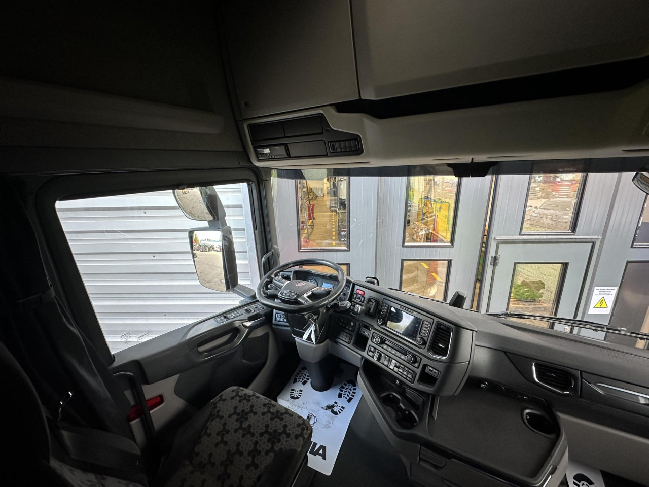 Tractor unit SCANIA S 450 A6x2NB: picture 9