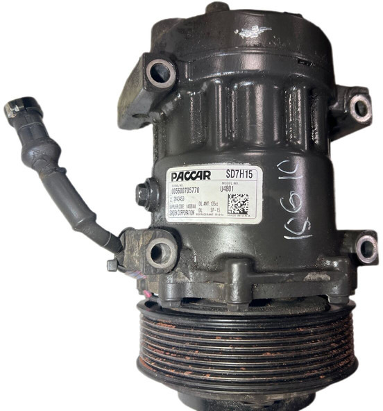 DAF XF - AC compressor: picture 1 DAF XF - AC compressor: picture 1