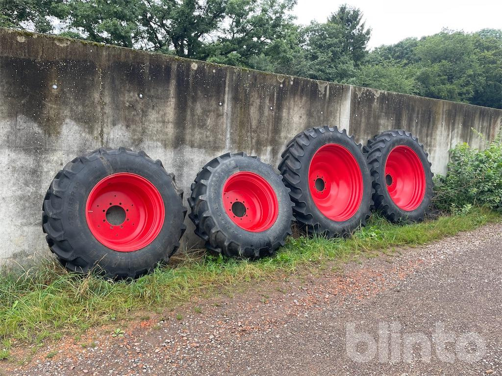 Alliance-(vorne) & BKT-(hinten) - Wheel and tire package for Agricultural machinery: picture 1 Alliance-(vorne) & BKT-(hinten) - Wheel and tire package for Agricultural machinery: picture 1