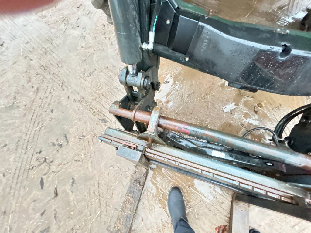 Farm tractor JOHN DEERE 6320E: picture 32