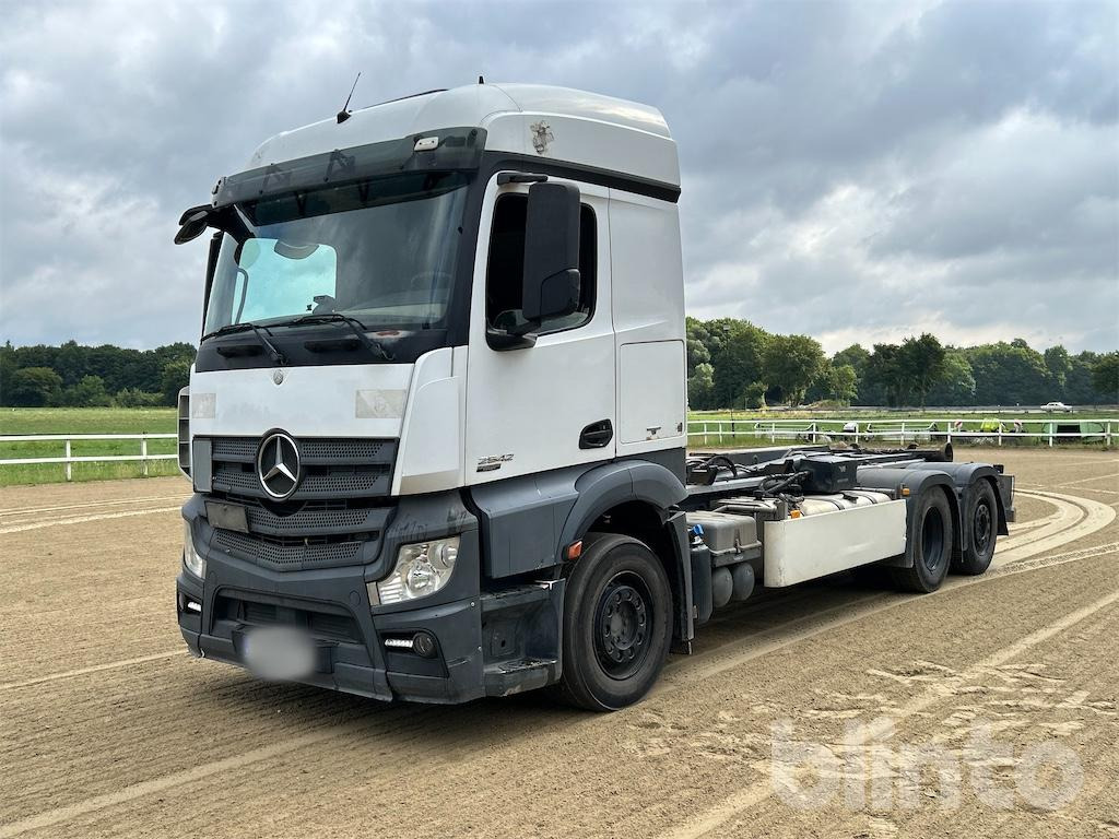 Mercedes-Benz Actros - Hook lift truck: picture 1 Mercedes-Benz Actros - Hook lift truck: picture 1
