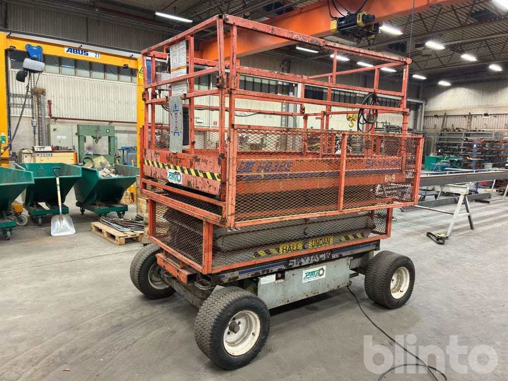 Skyjack 6832E - Scissor lift: picture 1 Skyjack 6832E - Scissor lift: picture 1