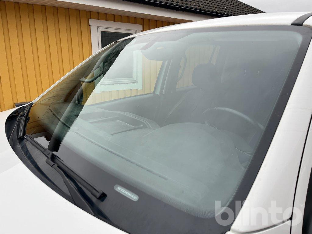 Pickup truck VOLKSWAGEN AMAROK 3.0 V6 TDI: picture 11