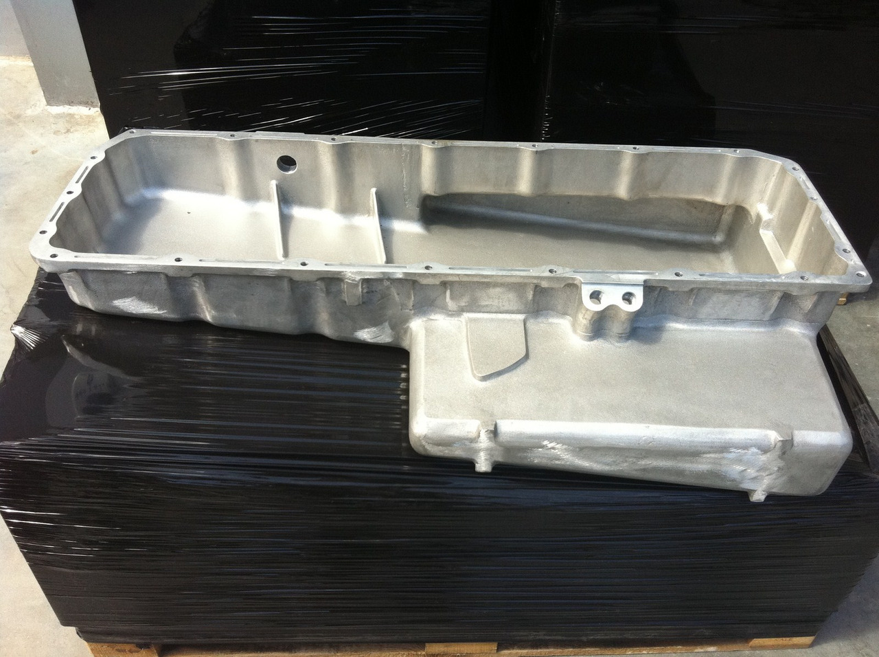 COPPA OLIO MOTORE MERCEDES OM457 - VERSIONE BUS - Oil pan for Bus: picture 1 COPPA OLIO MOTORE MERCEDES OM457 - VERSIONE BUS - Oil pan for Bus: picture 1