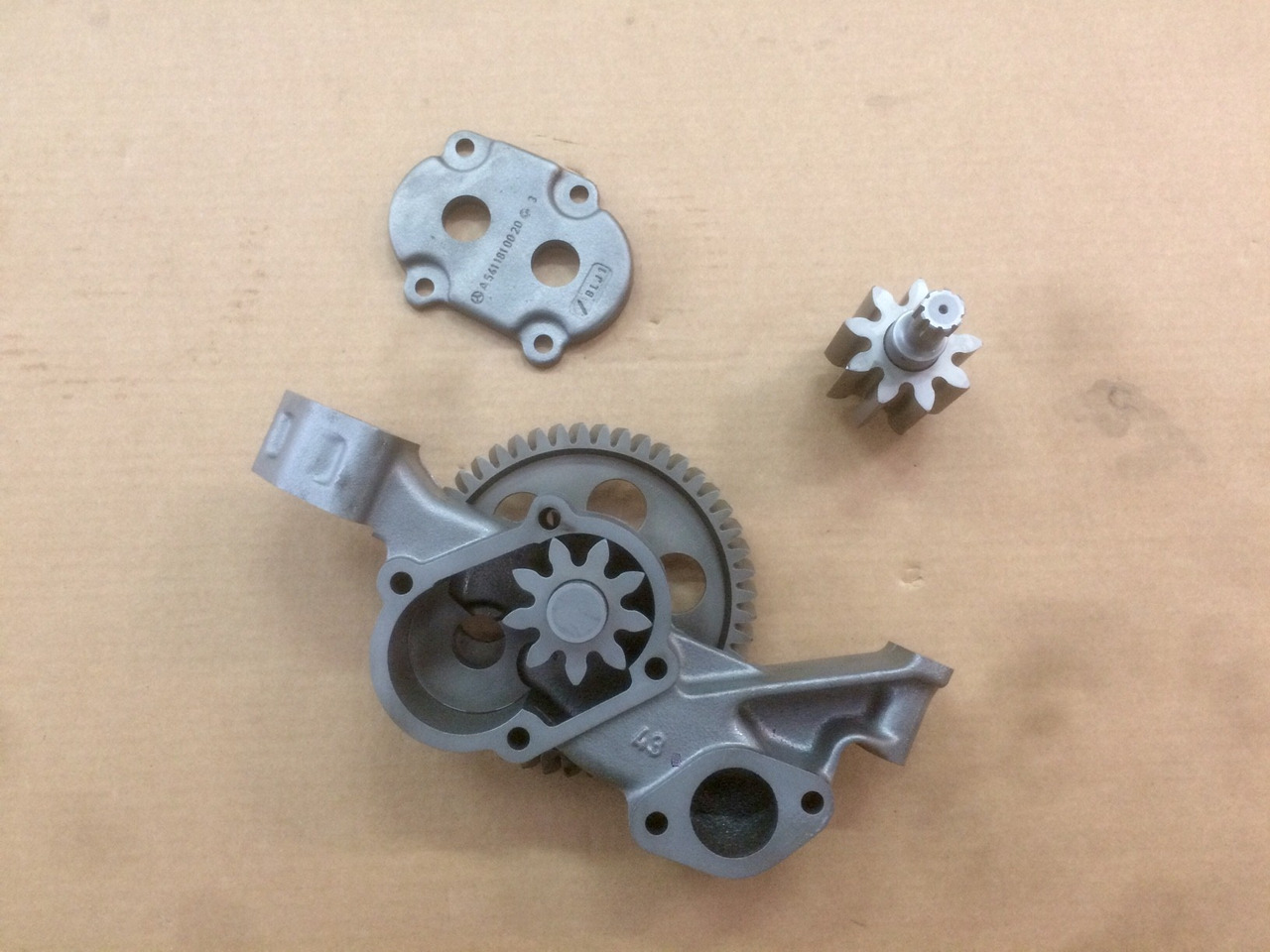 POMPA OLIO MOTORE MERCEDES OM457HLA - Oil pump for Truck: picture 2 POMPA OLIO MOTORE MERCEDES OM457HLA - Oil pump for Truck: picture 2