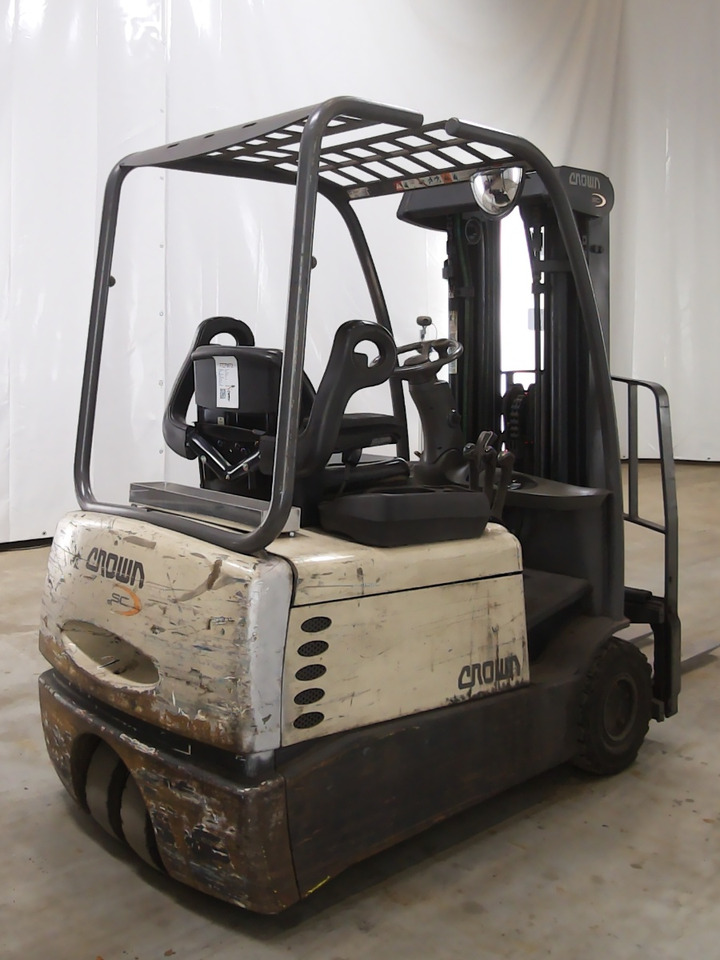 Crown SC3240-1.6 - Electric forklift: picture 2 Crown SC3240-1.6 - Electric forklift: picture 2