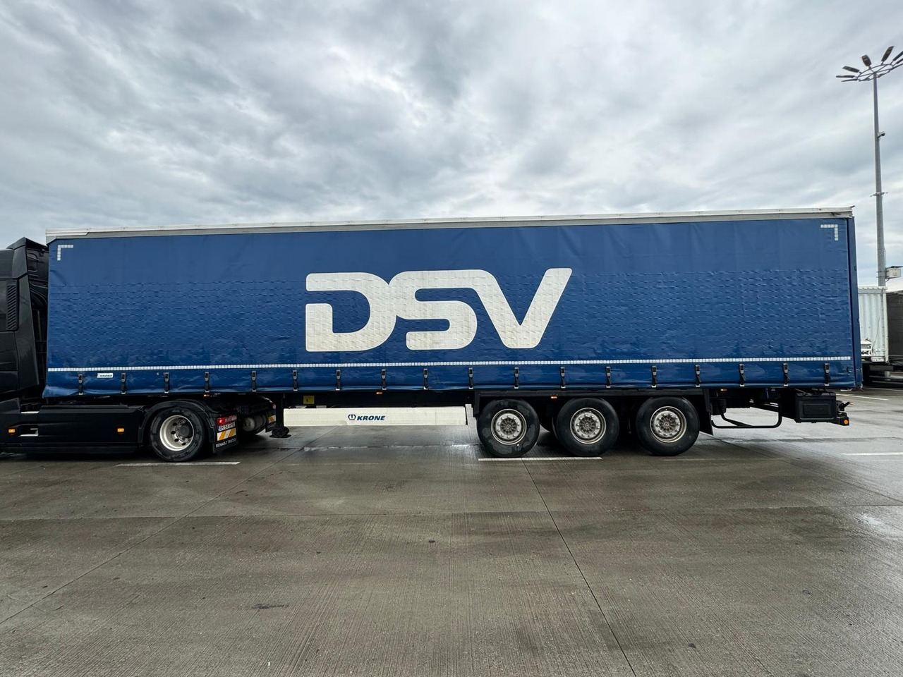 New Curtainsider semi-trailer Krone SD: picture 8