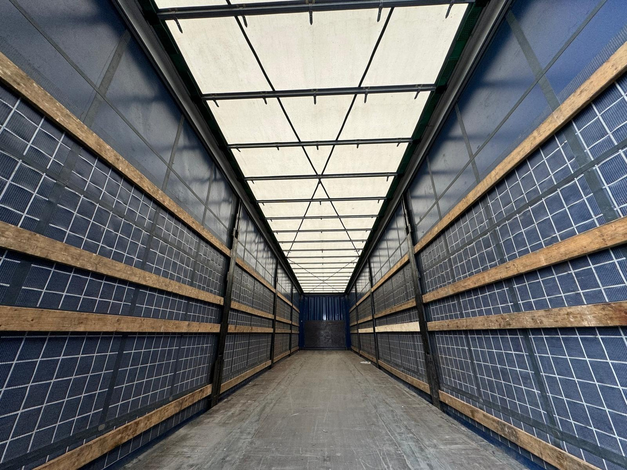 New Curtainsider semi-trailer Krone SD: picture 9