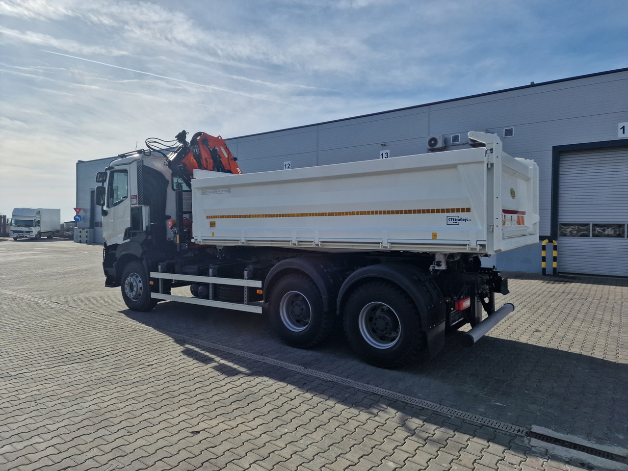 Renault - Dropside/ Flatbed truck, Crane truck: picture 3 Renault - Dropside/ Flatbed truck, Crane truck: picture 3
