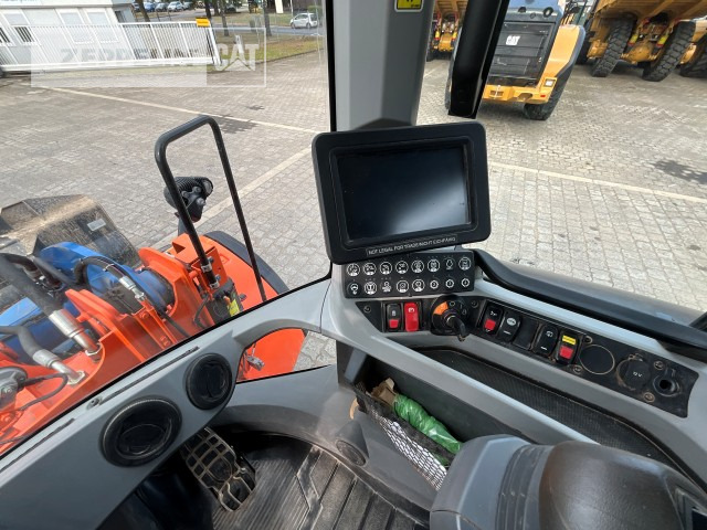 Wheel loader Cat 926M: picture 8