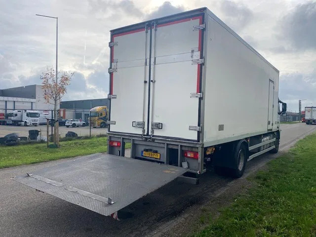 Volvo FM 330 koel vries 2 temperaturen ,CARRIER,met tussenwand, zijdeur en laadklep - Refrigerated truck: picture 3 Volvo FM 330 koel vries 2 temperaturen ,CARRIER,met tussenwand, zijdeur en laadklep - Refrigerated truck: picture 3