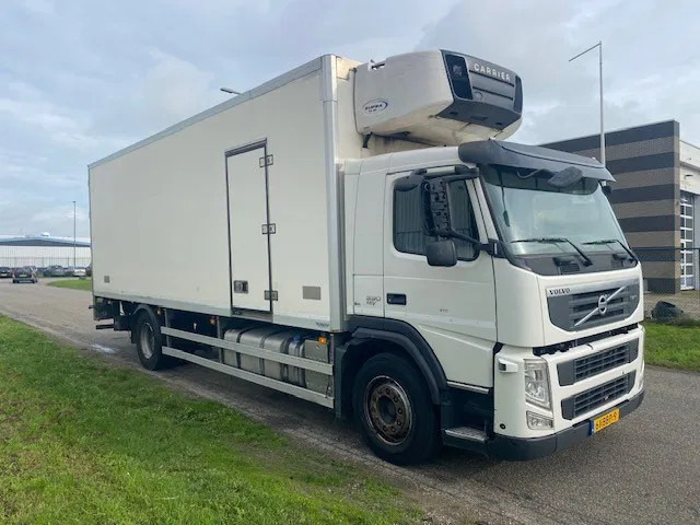 Volvo FM 330 koel vries 2 temperaturen ,CARRIER,met tussenwand, zijdeur en laadklep - Refrigerated truck: picture 2 Volvo FM 330 koel vries 2 temperaturen ,CARRIER,met tussenwand, zijdeur en laadklep - Refrigerated truck: picture 2