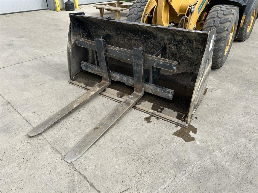 CAT 906M (8758)  - Compact loader: picture 5 CAT 906M (8758)  - Compact loader: picture 5