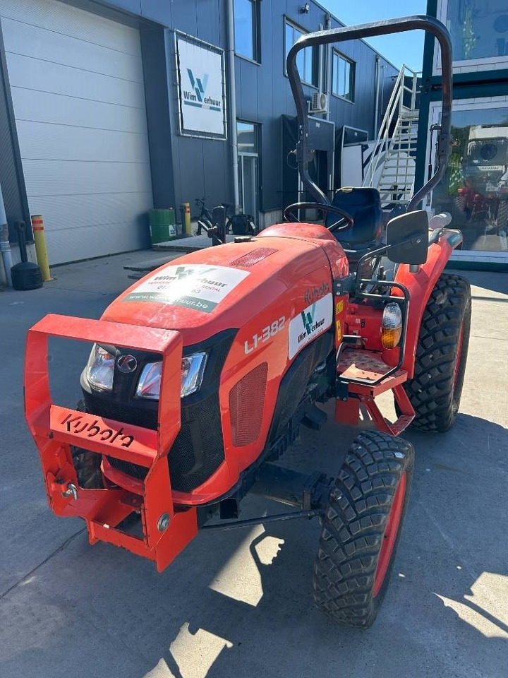 Kubota L1-382 HST - Municipal tractor: picture 3 Kubota L1-382 HST - Municipal tractor: picture 3