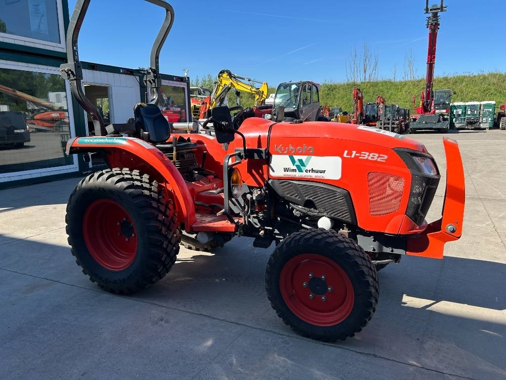 Kubota L1-382 HST - Municipal tractor: picture 5 Kubota L1-382 HST - Municipal tractor: picture 5